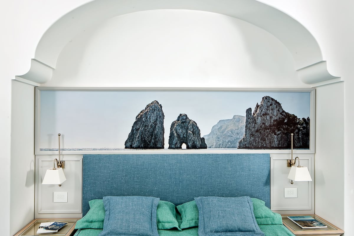 deluxe double room | minibar, in-room safe, desk, blackout curtains