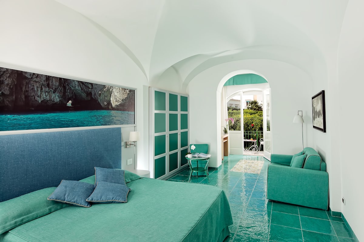 deluxe double room | minibar, in-room safe, desk, blackout curtains