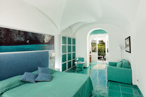 Minibar, caja de seguridad en la habitación y escritorio