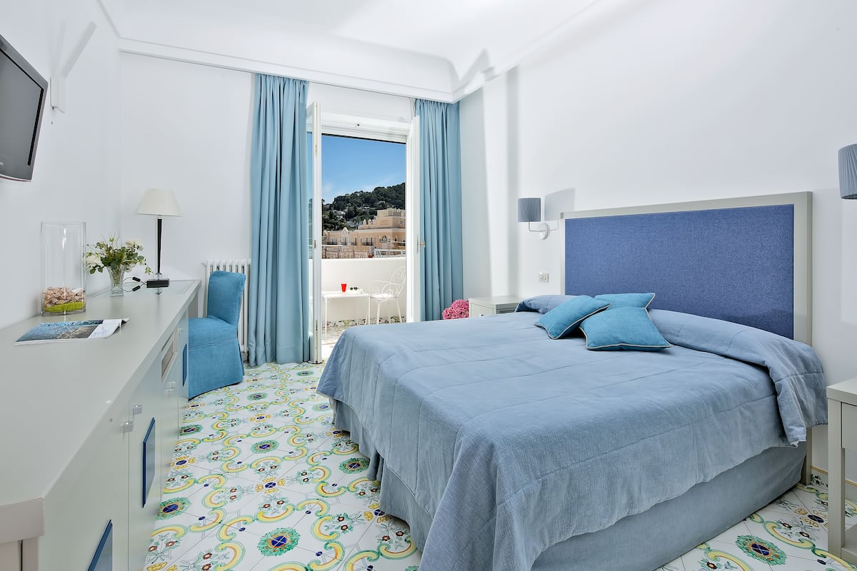 deluxe double room | minibar, in-room safe, desk, blackout curtains