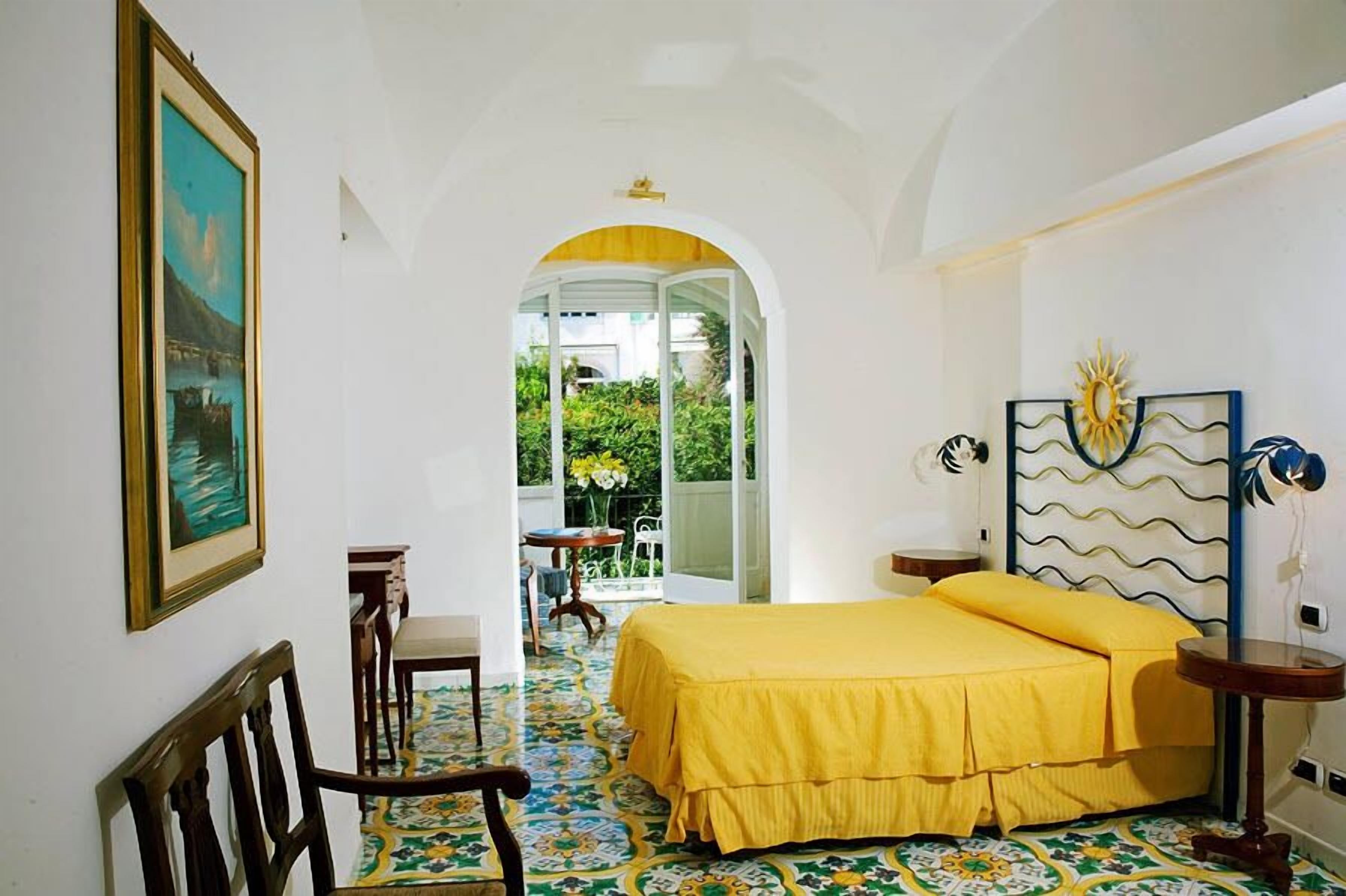 Minibar, coffres-forts dans les chambres, bureau, rideaux occultants