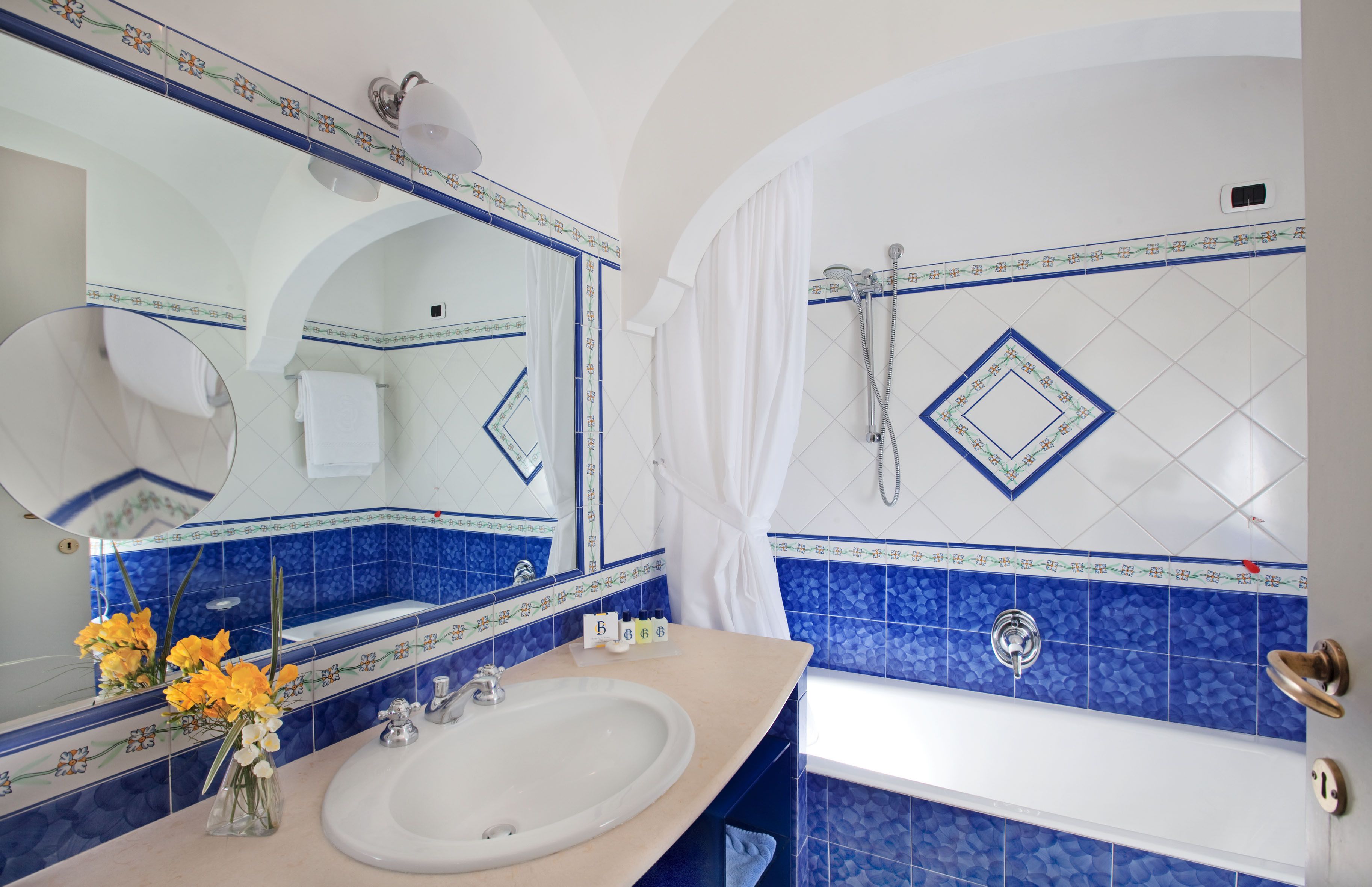 deluxe double room | bathroom | combined shower/bathtub, free toiletries, hair dryer, slippers