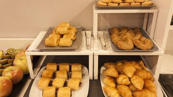 Dagelijks ontbijtbuffet (EUR 9.90 per persoon)