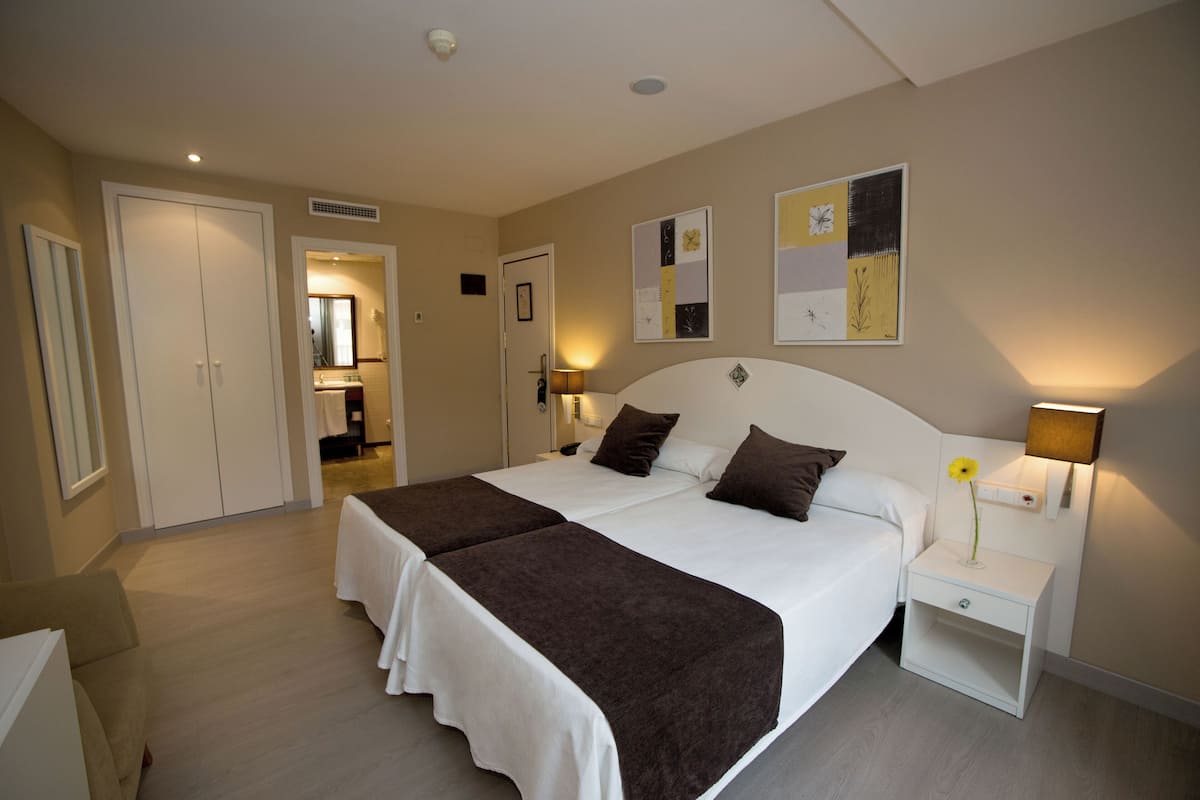 Ropa de cama de alta calidad y minibar 