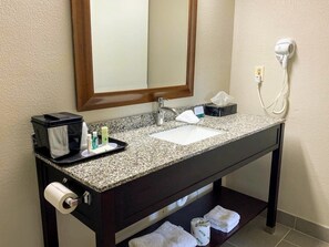 Habitación, 1 cama Queen size, para no fumadores (Efficiency) | Baño | Tina con regadera, tina profunda, amenidades de baño gratuitas 