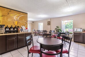 Free daily continental breakfast  - Red Roof Inn Hardeeville (Hardeeville)