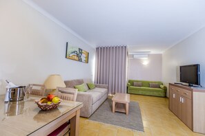 Phòng Suite | Khu phòng khách | TV LCD 