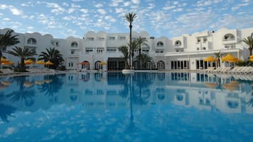 Piscine couverte, piscine extérieure