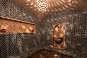 Un sauna, una bañera de hidromasaje, baño turco/hammam
