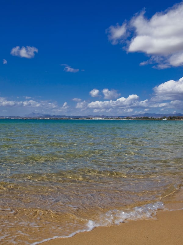Plage, sable blanc, chaises longues, parasols