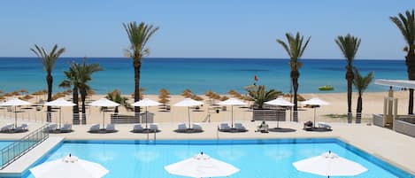 Piscine intérieure, 2 piscines extérieures, parasols, chaises longues