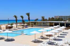 Inomhuspool, 2 utomhuspooler, parasoller och solstolar