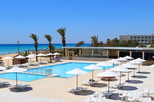 Una piscina techada, 2 piscinas al aire libre, sombrillas