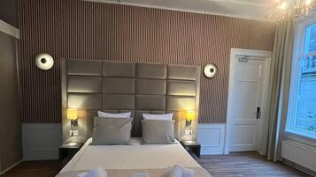 In-room safe, desk, laptop workspace, free WiFi