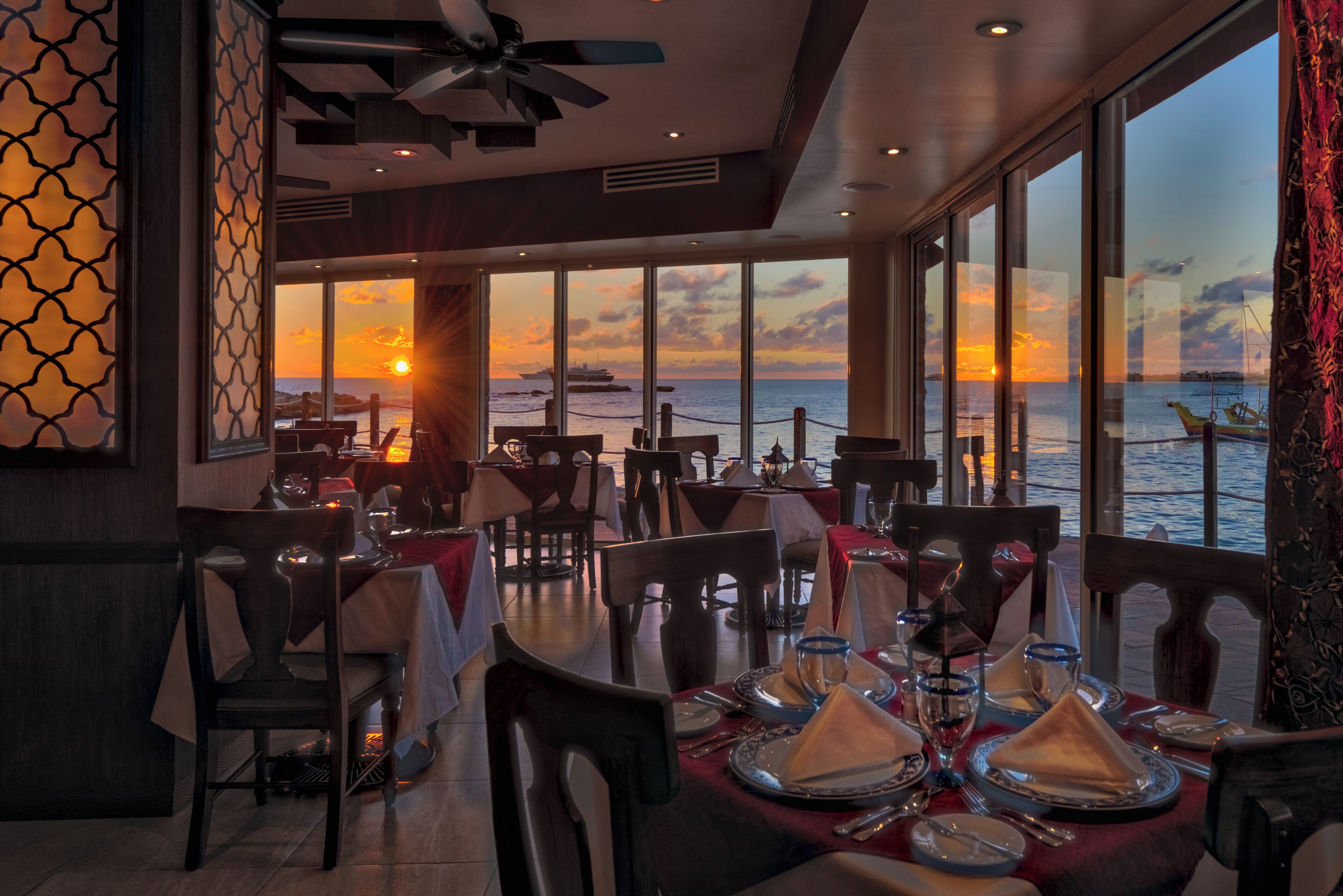 4 间餐厅，供应早餐、午餐和晚餐，烤肉