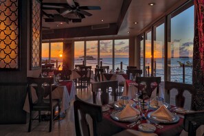 4 間餐廳，供應早餐、午餐和晚餐，燒烤