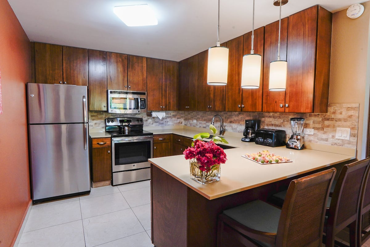 deluxe suite, 1 bedroom, fully equipped kitchen | private kitchen | full-sized fridge, microwave, oven, stovetop