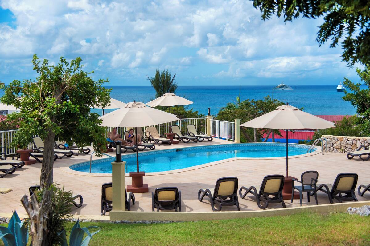 6 outdoor pools, open 7:00 am to 10:00 pm, pool umbrellas, pool loungers