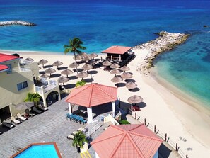 شاطئ خاص، كراسي للتشمس، مظلات الشاطئ، مناشف للشاطئ