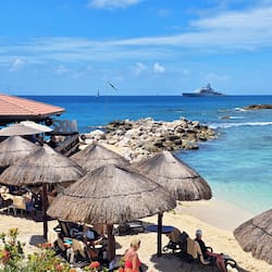Playa privada, sillas reclinables de playa, sombrillas, toallas de playa