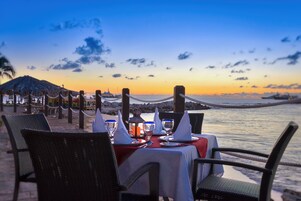 4 restaurants; breakfast, lunch, and dinner served