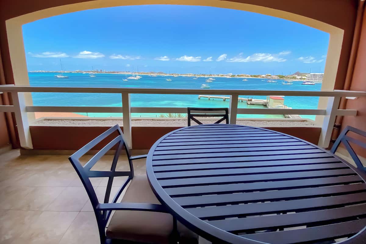 Deluxe Suite, 1 Bedroom Oceanfront with Fully Equipped Kitchen | 高档床上用品、记忆海绵床垫、客房内保险箱、遮光窗帘