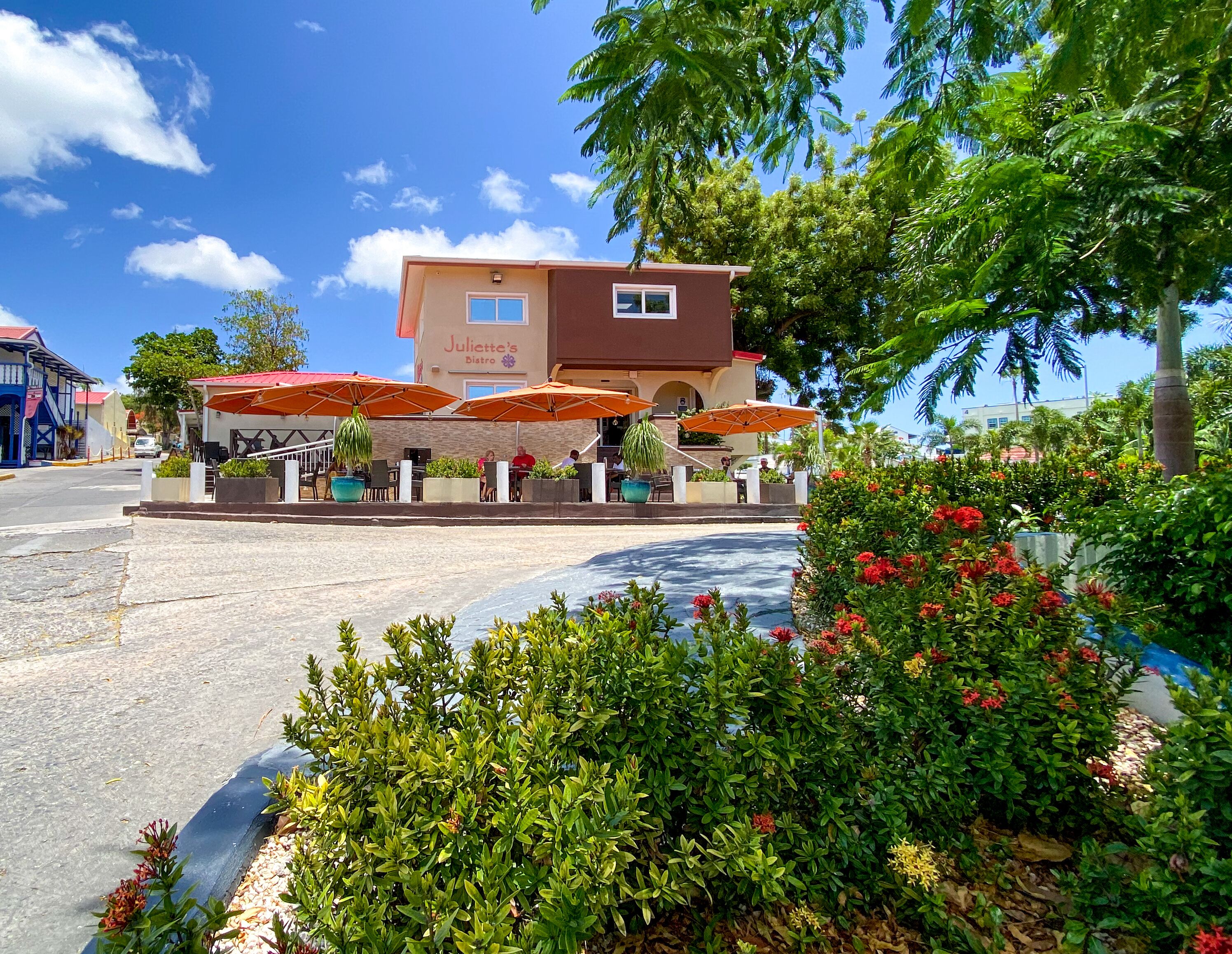 4 restaurants, breakfast, lunch, dinner served; barbecue