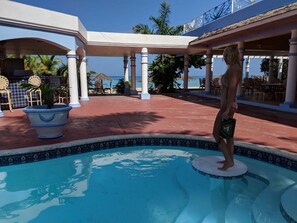 室外�游泳池，09:00 至 17:00 开放，池畔遮阳伞，日光浴躺椅