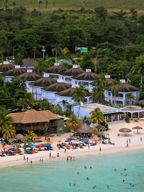 Private beach, white sand, beach cabanas, sun loungers - Beachcomber Club (Negril)