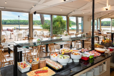 Buffet. SOWELL Family Pignada Plage