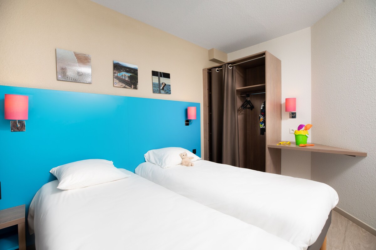In-room safe, cribs (free), WiFi (free), bed sheets