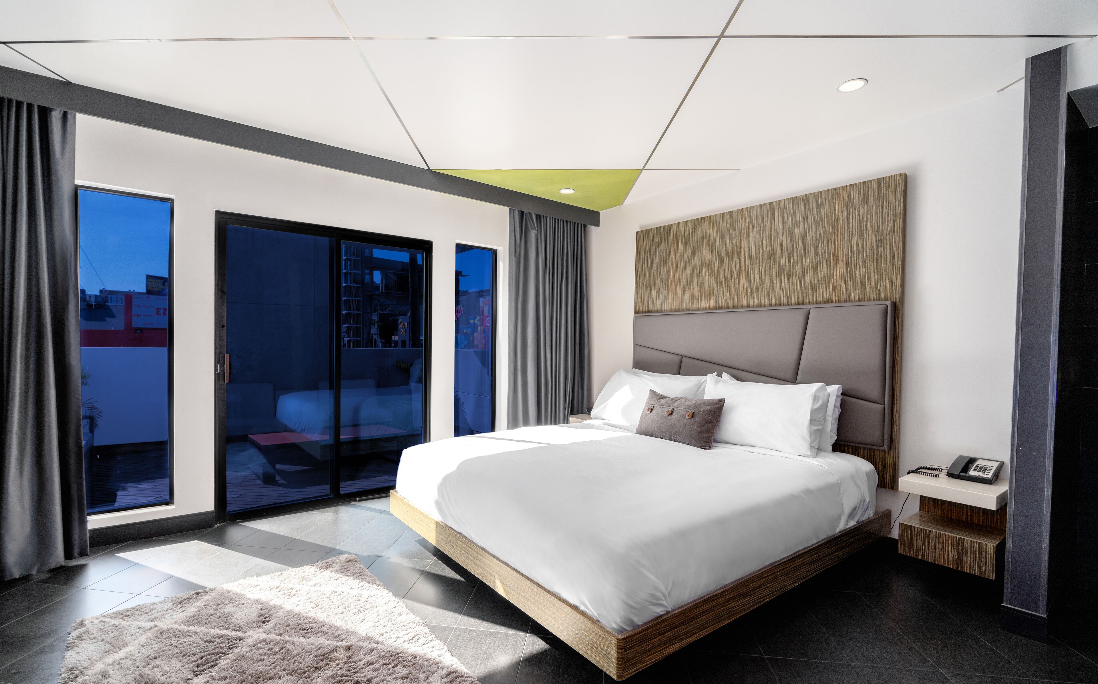 เครื่องนอนระดับพรีเมียม, เตียง Tempur-Pedic, ตู้นิรภัยในห้องพัก