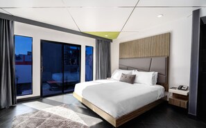 Premium bedding, Tempur-Pedic beds, in-room safe, desk - The Moment Hotel (Los Angeles)