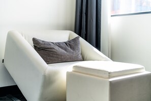 55-inch LED TV with satellite channels, TV, MP3 dock - The Moment Hotel (Los Angeles)