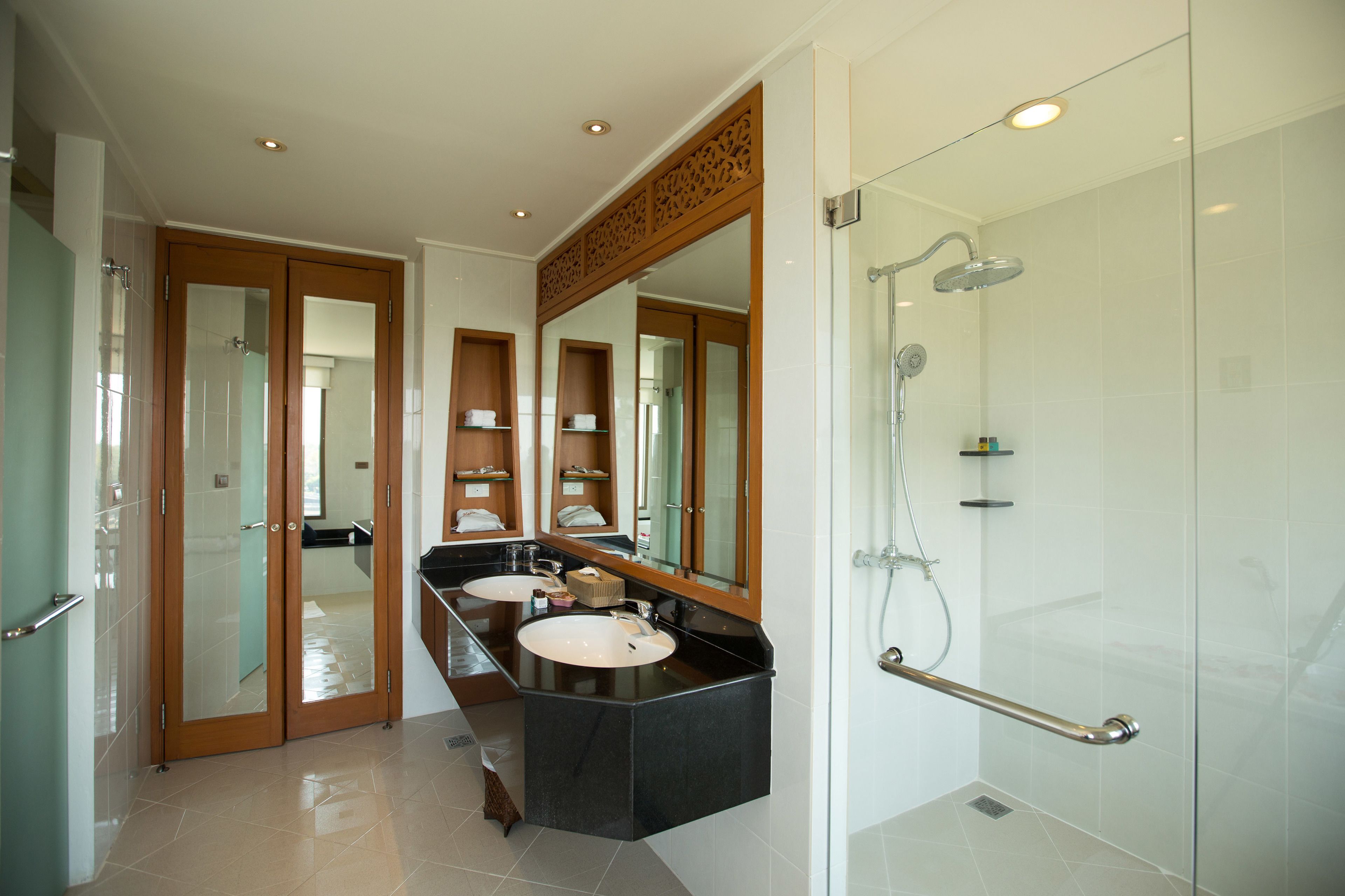 suite, balcony, river view | bathroom | separate bathtub and shower, free toiletries, hair dryer, bathrobes