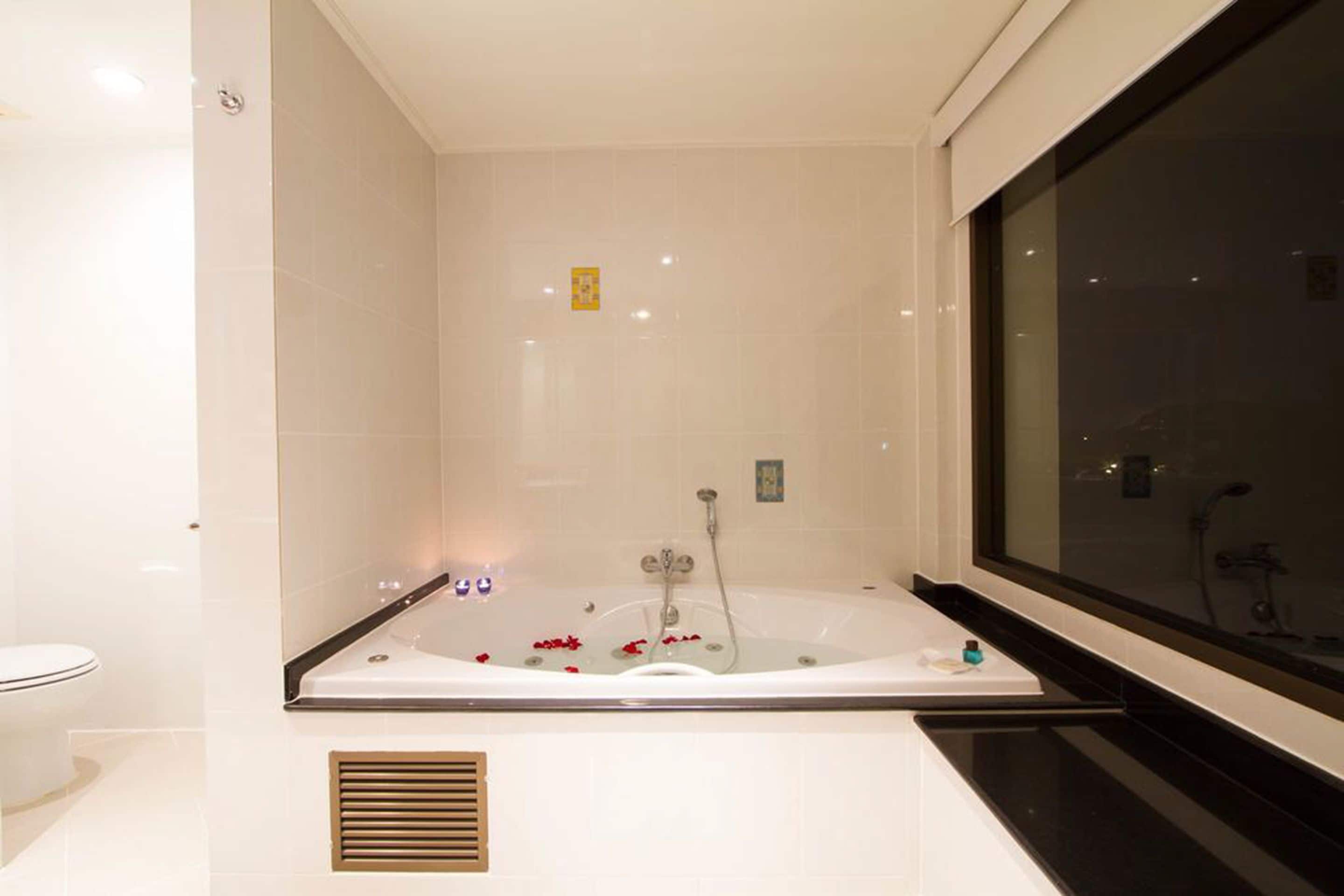 suite, balcony, river view | jetted bathtub