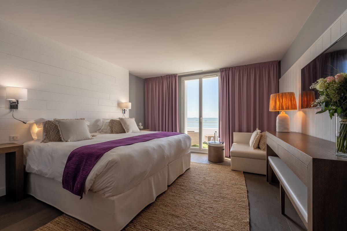 Premium Room, Ocean View | Premium bedding, minibar, in-room safe, desk