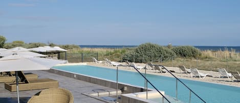 Una piscina techada, una piscina al aire libre de temporada