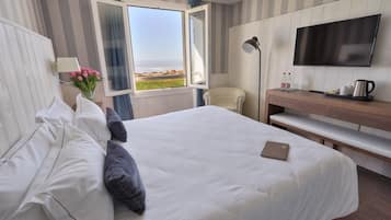Comfort kamer, uitzicht op zee | Luxe beddengoed, een minibar, een kluis op de kamer, een bureau