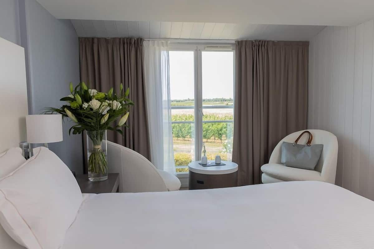 comfort room, vineyard view | premium bedding, minibar, in-room safe, desk