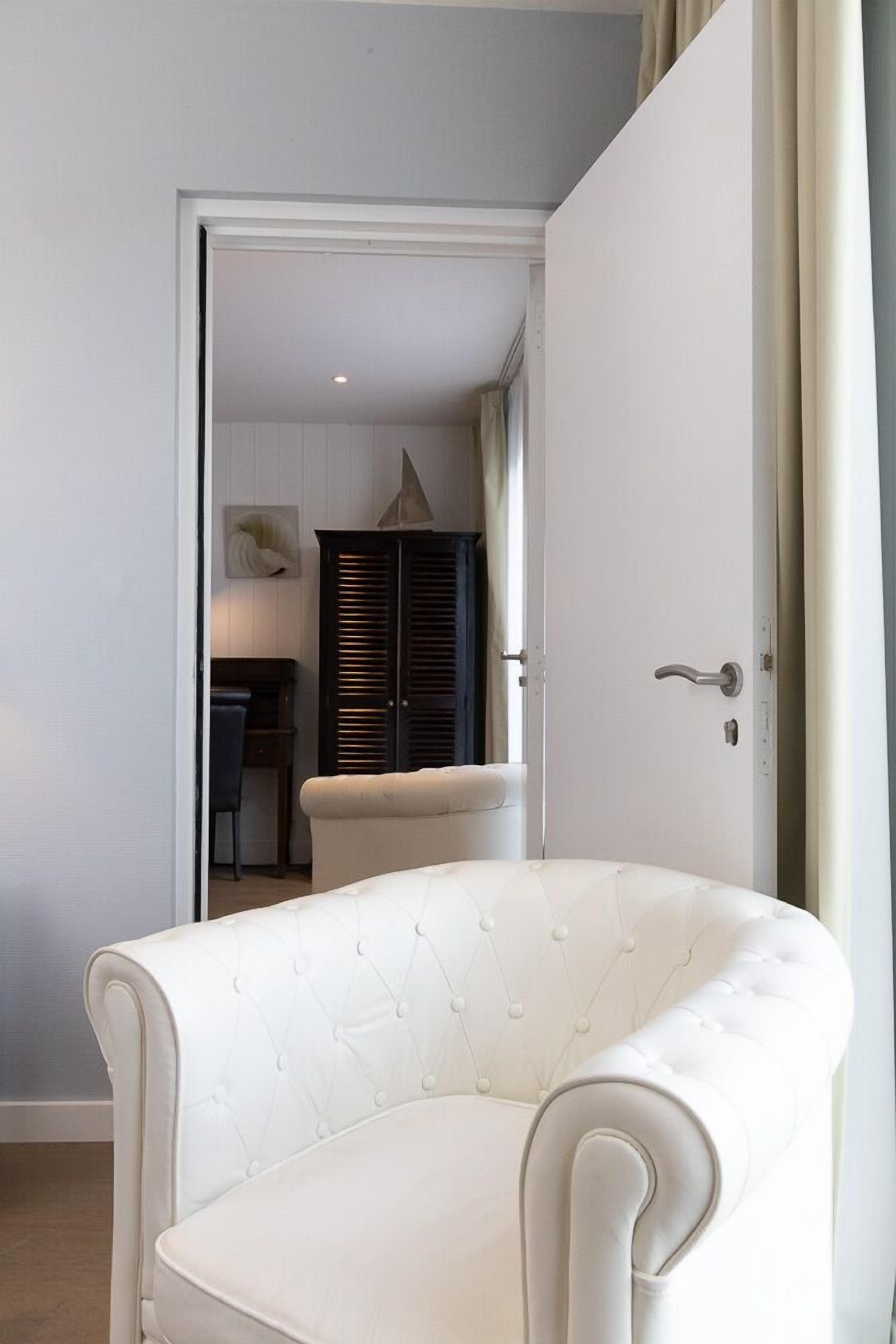 family room, connecting rooms | premium bedding, minibar, in-room safe, desk