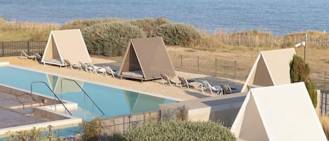 Piscina interna, piscina externa sazonal, espreguiçadeiras