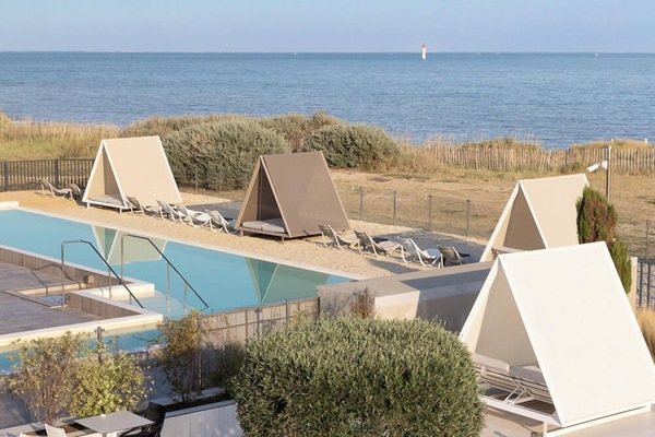 Indoor pool, seasonal outdoor pool, sun loungers