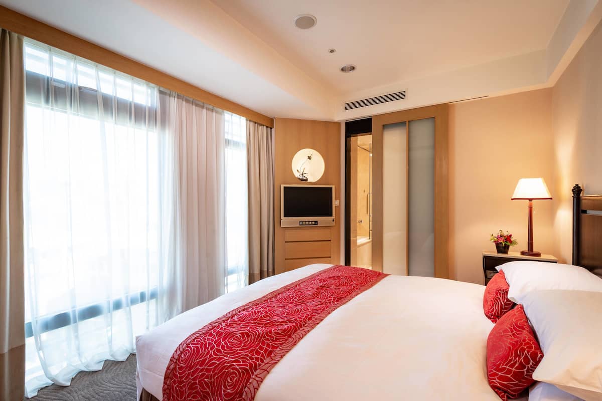 Executive Süit, 1 Büyük (Queen) Boy Yatak | Kaliteli yatak takımı, odada kasa, masa