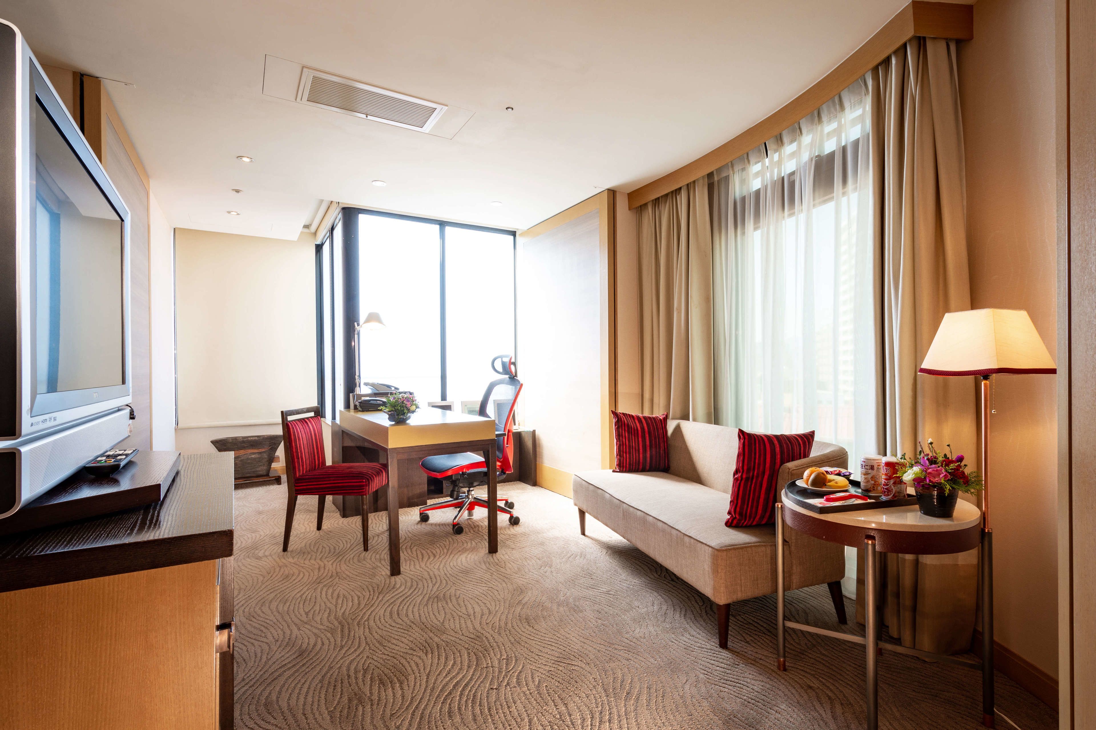 executive suite, 1 queen bed | premium bedding, in-room safe, desk, laptop workspace