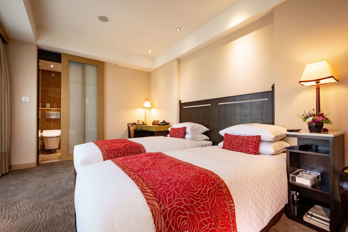 Standard İki Ayrı Yataklı Oda | Kaliteli yatak takımı, odada kasa, masa