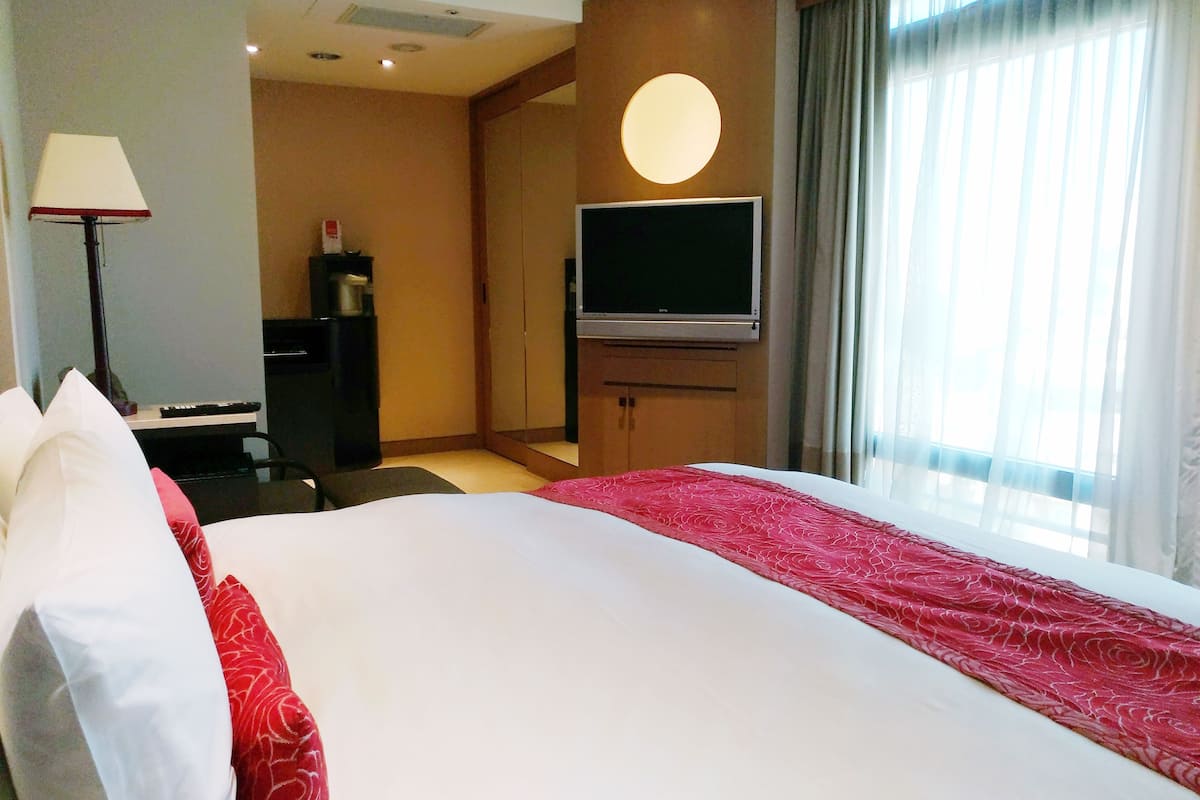 Deluxe Tek Büyük Yataklı Oda | Kaliteli yatak takımı, odada kasa, masa