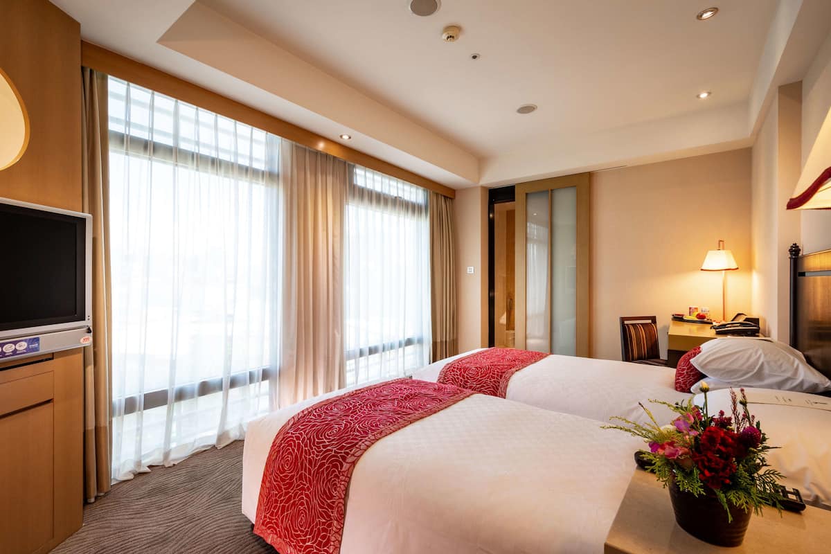 Standard İki Ayrı Yataklı Oda | Kaliteli yatak takımı, odada kasa, masa