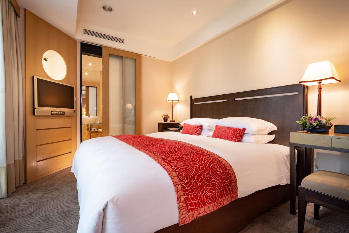 Premium bedding, in-room safe, desk, laptop workspace
