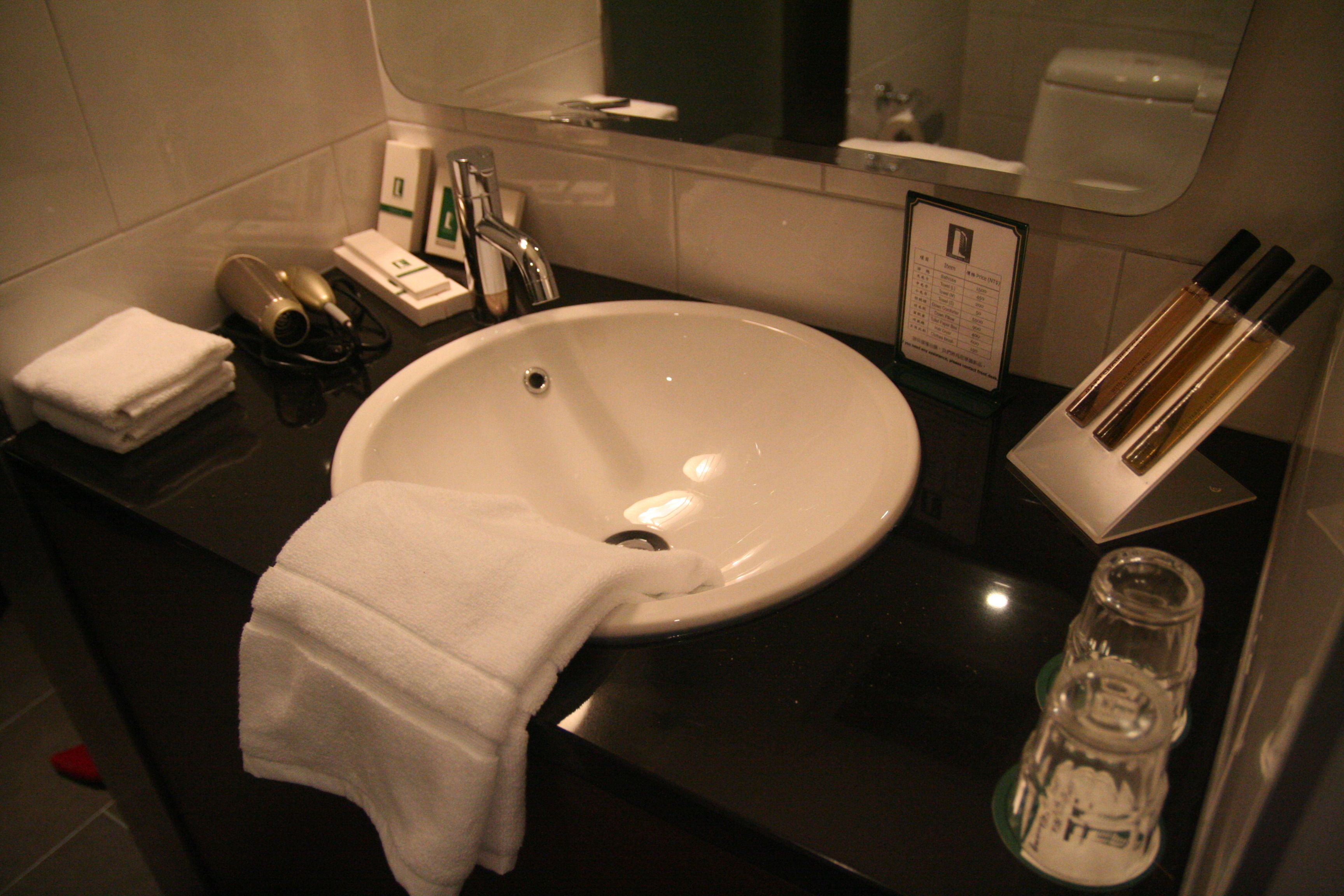 economy double room (without  window, and please take the elevator from the second floor) | bathroom sink